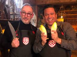 Danny Jansen en Nol Havens koken met witlof. 