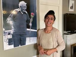 Hülya Özdemir bij het portret van haar vader bij BroodNodig (foto: Tom van den Oetelaar).