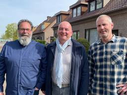 Huiseigenaren Geert Heeren (l), Kees van de Ven (r) en ASML-vastgoeddirecteur Teun Wartenbergh (foto: Wim Heesterbeek).