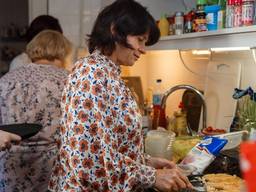 Yoroslave uit OekraÏne kookt voor Ossenaren (foto: Chesak Alina).