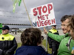 Een klimaatdemonstratie bij Eindhoven Airport afgelopen maart (foto: ANP). 