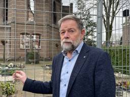 Jos van de Voort moet het graf van zijn geliefden vanachter een hek bezoeken (foto: Imke van de Laar).