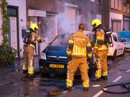 De brandweer was snel aanwezig, maar kon niet voorkomen dat de auto aan de Kalsdonksestraat in Roosendaal verloren ging (foto: Christian Traets/SQ Vision).
