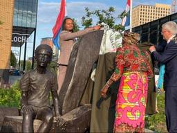 Maria Pinas en Guillaume Brooks onthullen het monument met burgemeester Weterings en CvdK Ina Adema.  Foto: Agnes van der Straaten.