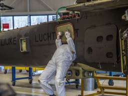 Onderhoud aan een Apache op vliegbasis Woensdrecht (foto: ANP).