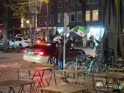 Toeterende auto's op de Kruisstraat in Eindhoven na de val van het Assad-regime in Syrië (foto: Oscar van den Nieuwenhof/Studio 040).