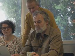 Van links naar rechts: Anja, Kees en Pim de Ridder (Still uit de docu 'De Energievrijstaat')