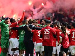 PSV is kampioen en dat betekent feest op en naast het veld (Foto: ANP)