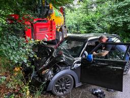Auto flink beschadigd na botsing met landbouwtank