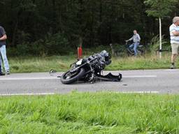 Motorrijder ernstig gewond na botsing in Mill