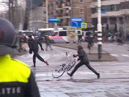 Een van de 57 veroordeelden van de rellen in Eindhoven met een fiets (archieffoto).