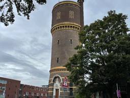 De watertoren aan de Bredaseweg in Tilburg. (foto: Tom van den Oetelaar)