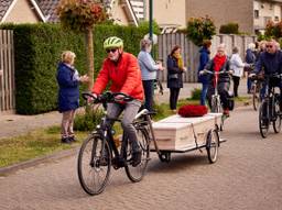 Ad brengt zijn overleden vrouw per fiets naar het crematorium (foto: Joost Duppen).