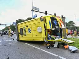 Deze ambulance in Tilburg was onderweg naar een reanimatie. Een andere ambulance werd opgeroepen (foto SQ Vision).