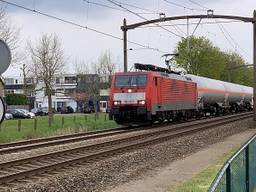 Tientallen ketelwagons komen dagelijks dicht langs huizen in Oudenbosch (foto: Robert te Veele). 