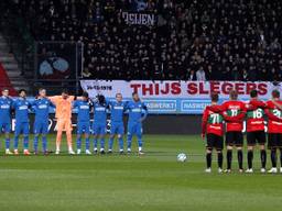 Een minuut stilte voorafgaand aan de wedstrijd NEC-PSV met op de achtergrond de PSV-aanhang (foto: ANP).