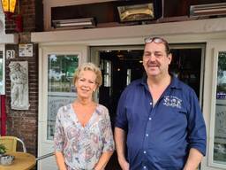 Ben en Jolanda van Engelen voor café 't Engeltje (foto: Noël van Hooft).