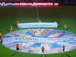 Ook in het Philips Stadion werd, zij het bescheiden, geprotesteerd tegen de coronabeperkingen (foto: Yannick Wezenbeek).