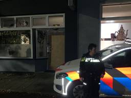 Politie voor het theehuis in Bergen op Zoom (foto: Eva de Schipper).