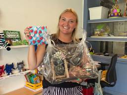 Juf Rebecca van Bijsterveld is overladen met cadeaus.