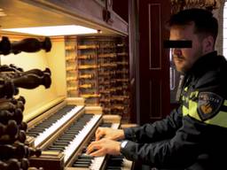 Ook in uniform bespeelde André N. geregeld een orgel (foto: Omroep Brabant).