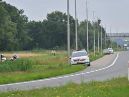 Politie zoekt met heli naar gevluchte persoon langs A16 bij Breda