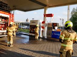 De brandweer spuit het tankstation schoon (foto: Persbureau SK-Media/SQ Vision Mediaprodukties).