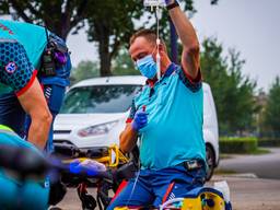 Fietser valt van de schrik op de grond, zwaargewond naar het ziekenhuis