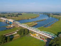 De brug over de Maas bij Grave (foto: Rijkswaterstaat).