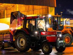 Strooiers vrijdagavond aan het werk aan de Lodewijkstraat in Eindhoven (foto: Dave Hendriks/SQ Vision Mediaprodukties).