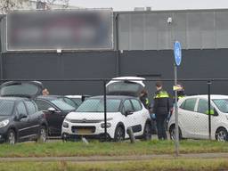 De politie heeft dinsdagochtend een grote inval gedaan bij een autobedrijf aan de Regenbeemd in Breda.