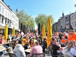 Drukte op de Grote Markt in Breda (foto Henk Voermans).