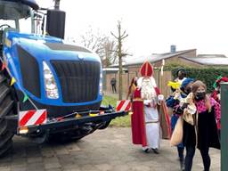Gigantische tractor brengt Sinterklaas in Gemert
