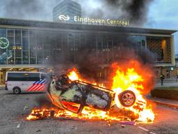 Bij de rellen werd onder meer een auto van ProRail voor het ook al vernielde stationsgebouw in Eindhoven in brand gestoken (foto: Rico Vogels/SQ Vision Mediaprodukties).