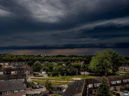 Donkere wolken boven Oosterhout (foto: Marcel van Dorst/SQ Vision).