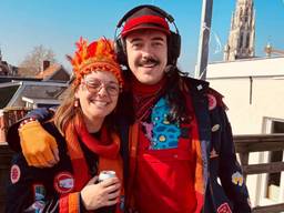 Amy en Sander met hun zelfontworpen emblemen op hun carnavalsjasjes (Foto: privéfoto)
