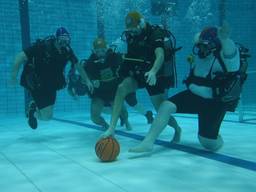 'Voetbal in slow motion' met een bal van 12 kilo, dit is het NK Onderwatervoetbal