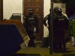 Politie bij de horecazaak in Breda (foto: Perry Roovers/SQ Vision).