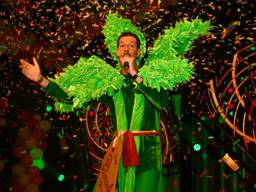 Carnavallende biologieleraar Peter Selie op het podium tijdens Drie Uurkes Vurraf (foto: Twan Spierts).