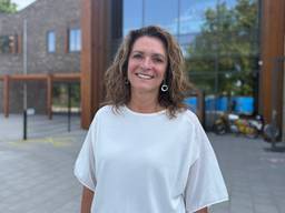 Basisschooldirecteur Silvy Arts voor het nieuwe schoolgebouw (foto: Jos Verkuijlen).