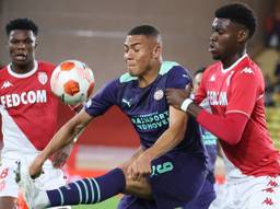 Carlos Vinícius probeert de bal te controleren tussen twee Monaco-spelers (Foto: ANP)