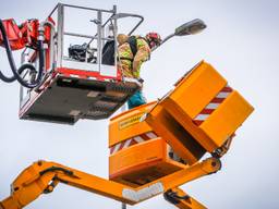 Brandweer haalt man uit bakje van gekantelde hoogwerker