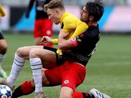 Sydney van Hooijdonk (l.) schermt bal af voor Sander Fischer (foto: Orange Pictures). 