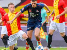 Lance Duijvesteijn (Helmond Sport) omspeelt Boud Lucassen (Foto: Orange Pictures). 