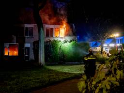 De vlammen sloegen uit het huis aan de Elsbeemd in Oosterhout (foto: Marcel van Dorst / Eye4Images).