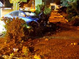 Driftende auto veroorzaakt ravage in Soerendonk