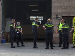 De politie deed donderdag onderzoek in de loods (foto: Gabor Heeres/SQ Vision Mediaprodukties).