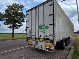 De verlaten oplegger langs de weg. (foto: Omroep Brabant)