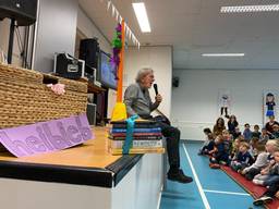 Kinderboekenschrijver Jacques Vriens tijdens de opening van de schoolbibliotheek op basisschool De Heiberg