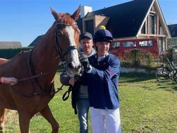 De 16-jarige Bas Janssen nam maandagmiddag vol trots zeven ellen metworst, twee witte broden, twee vaten bier en een halve varkenskop in ontvangst.